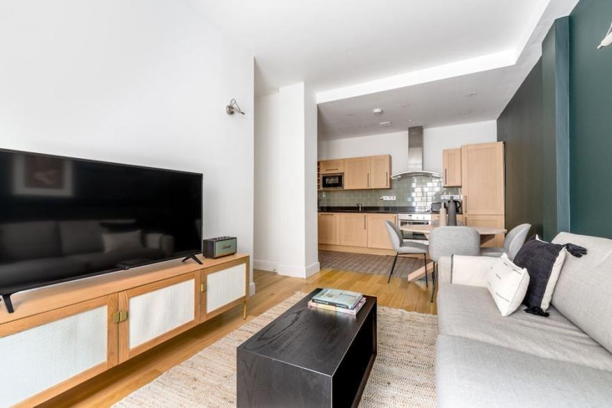 Warehouse Covent Garden 2BR, nr. the CG Market by Blueground