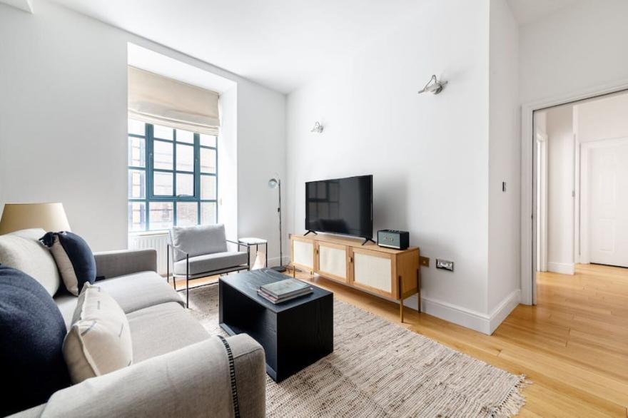 Warehouse Covent Garden 2BR, nr. the CG Market by Blueground