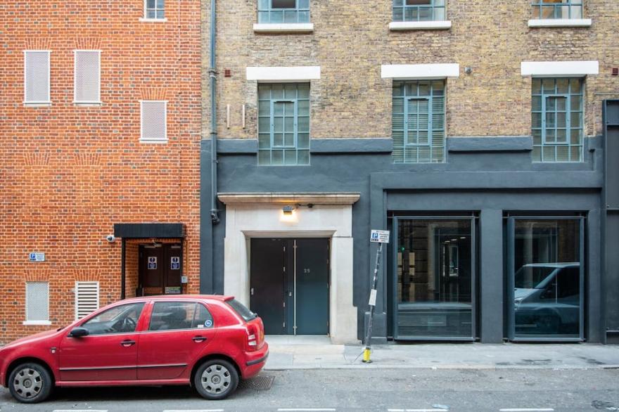 Warehouse Covent Garden 2BR, nr. the CG Market by Blueground