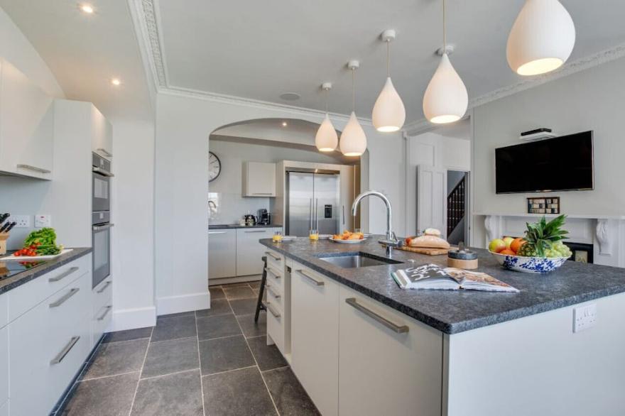 Marine Villa - Six Bedroom House, Sleeps 12