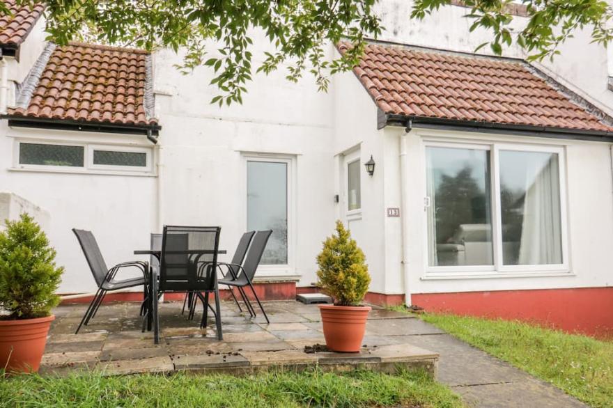 13 MANORCOMBE BUNGALOWS, pet friendly, with pool in Gunnislake