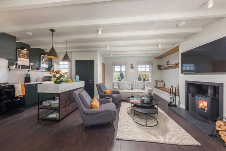 Armstrong 7 - Two Bedroom House, Sleeps 4