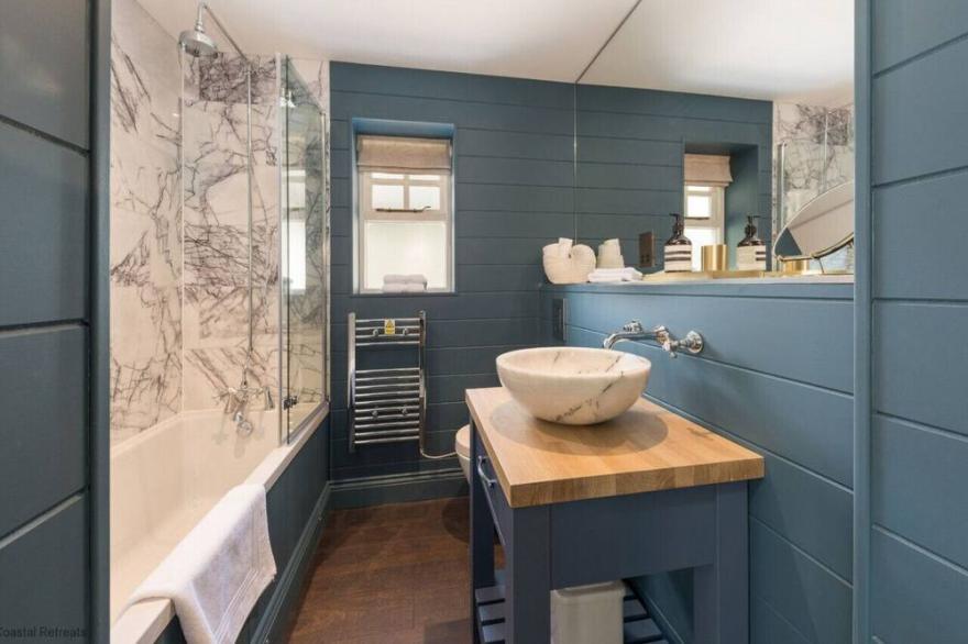 Armstrong 8 - Two Bedroom House, Sleeps 4