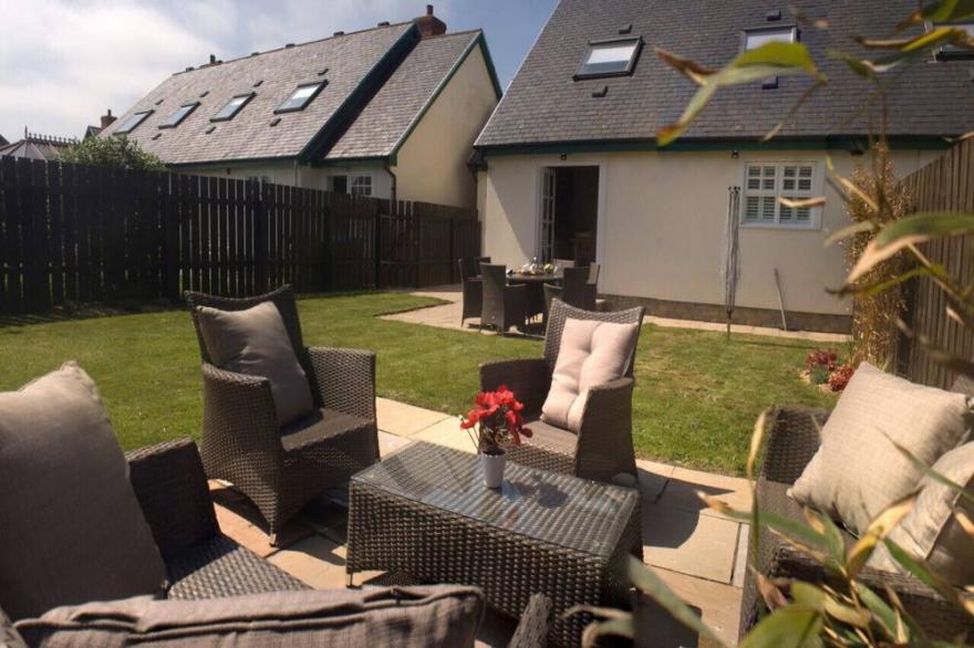 Mr & Mrs Smith's - Three Bedroom House, Sleeps 6