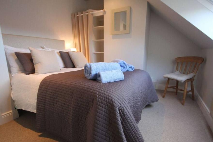 Mr & Mrs Smith's - Three Bedroom House, Sleeps 6