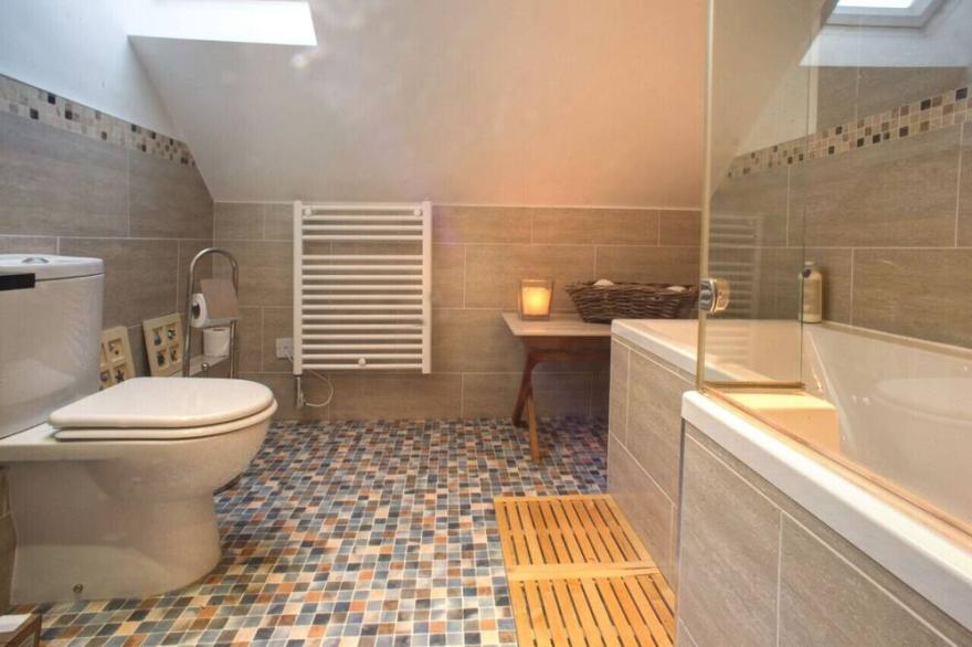 Mr & Mrs Smith's - Three Bedroom House, Sleeps 6