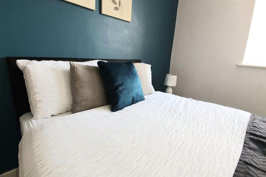 Salford Ark Comfort Stays near Trafford shopping  centre and Salford Royal