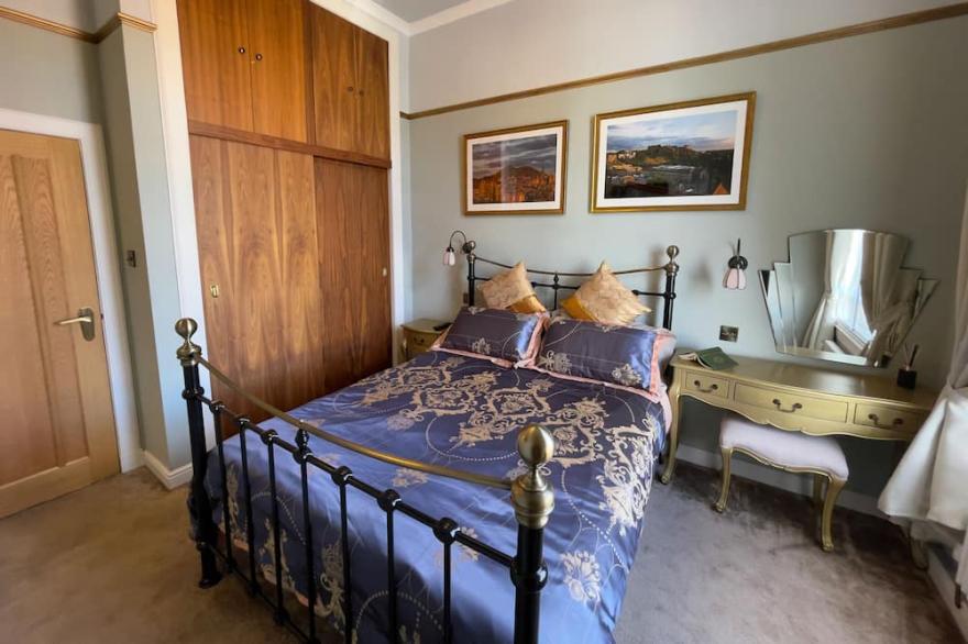 Luxurious 1 Bed (+) Art Deco Flat with Castle View