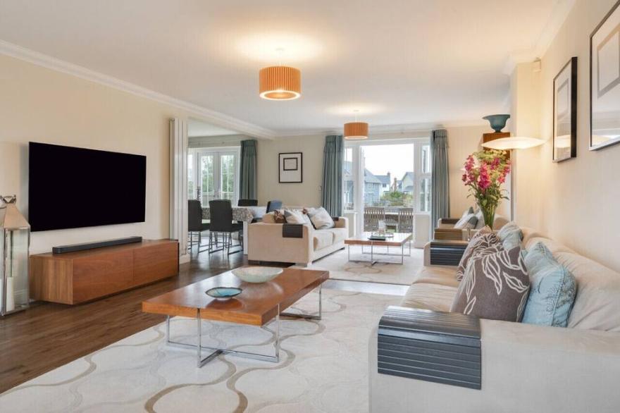 Beach38 - Six Bedroom House, Sleeps 11
