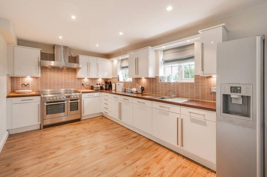 Beach38 - Six Bedroom House, Sleeps 11