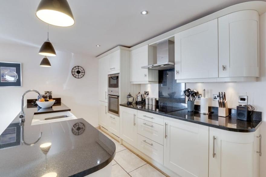 The Bolthole - Two Bedroom House, Sleeps 4