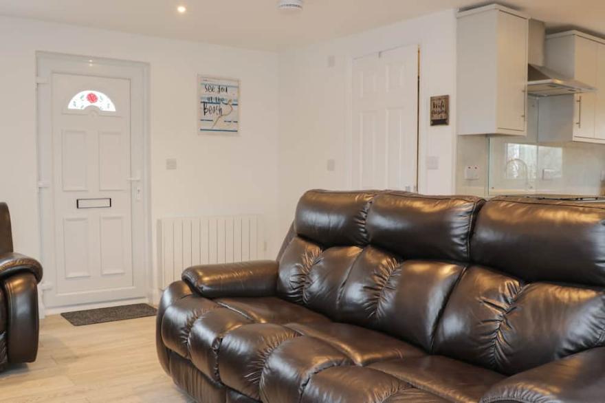 BANKSWOOD, pet friendly, with a garden in Southerness