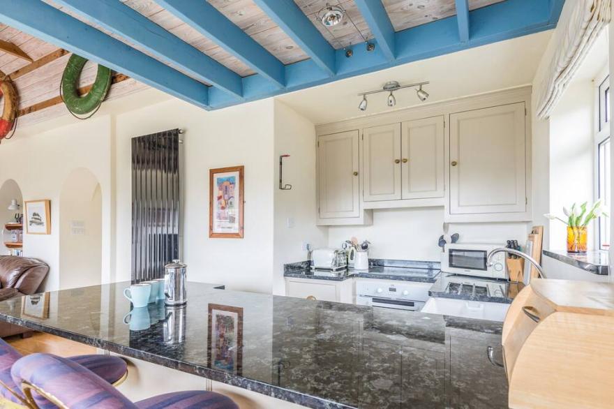 BEACHSIDE, pet friendly, country holiday cottage in Polzeath