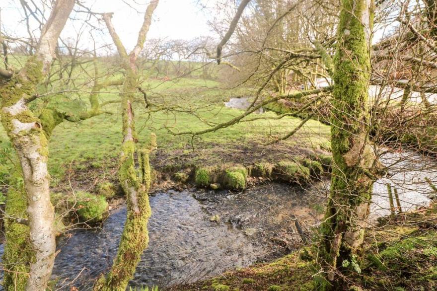 KINGFISHER COTTAGE, pet friendly, with a garden in Camelford