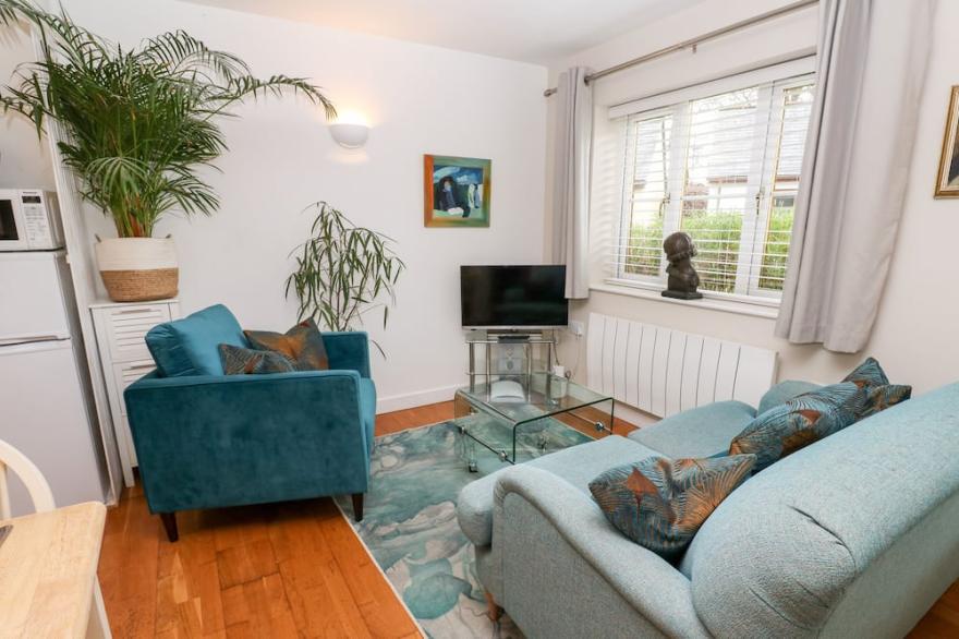 KINGFISHER COTTAGE, pet friendly, with a garden in Camelford