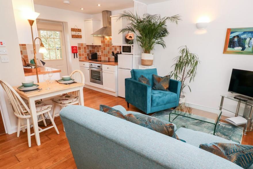 KINGFISHER COTTAGE, pet friendly, with a garden in Camelford