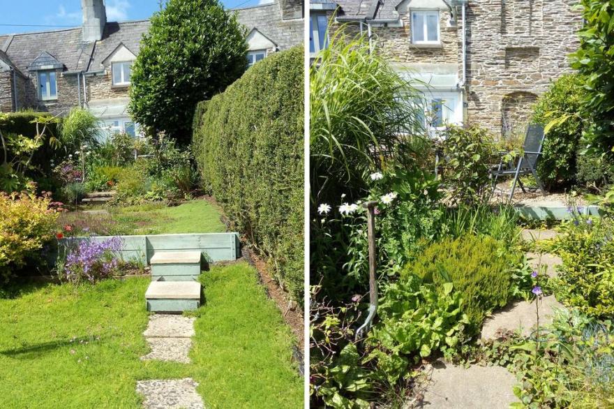 HONEYSUCKLE COTTAGE, romantic, with a garden in Thurlestone