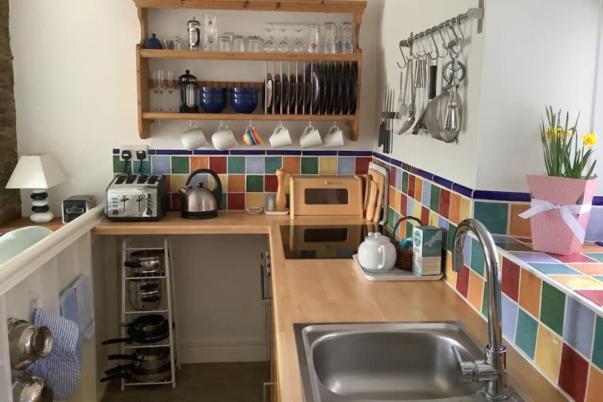 HONEYSUCKLE COTTAGE, romantic, with a garden in Thurlestone