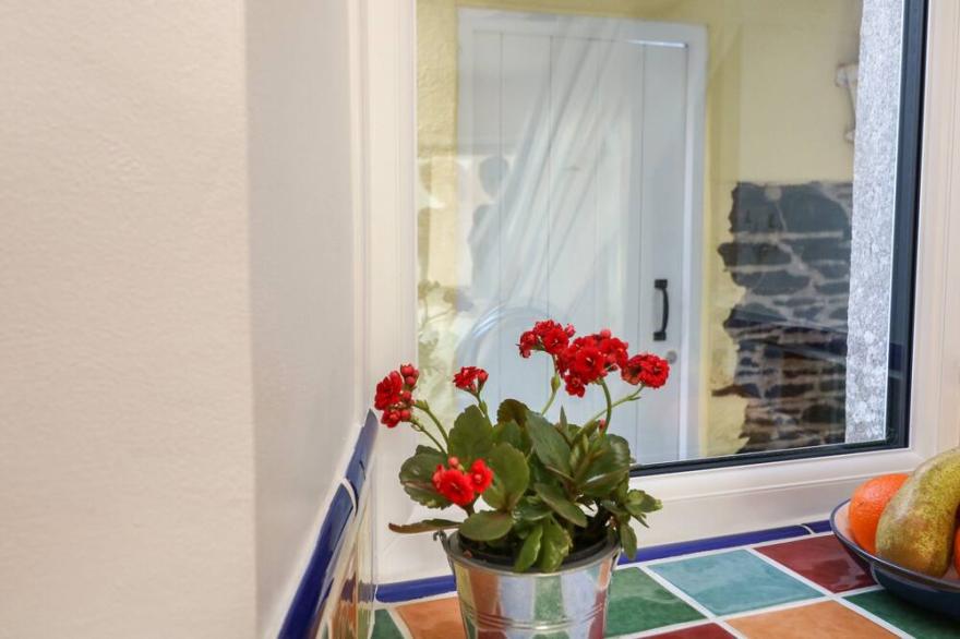 HONEYSUCKLE COTTAGE, romantic, with a garden in Thurlestone