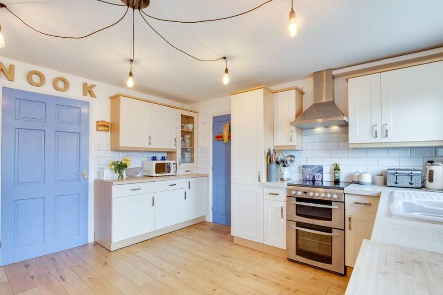 Nook End - Three Bedroom House, Sleeps 6