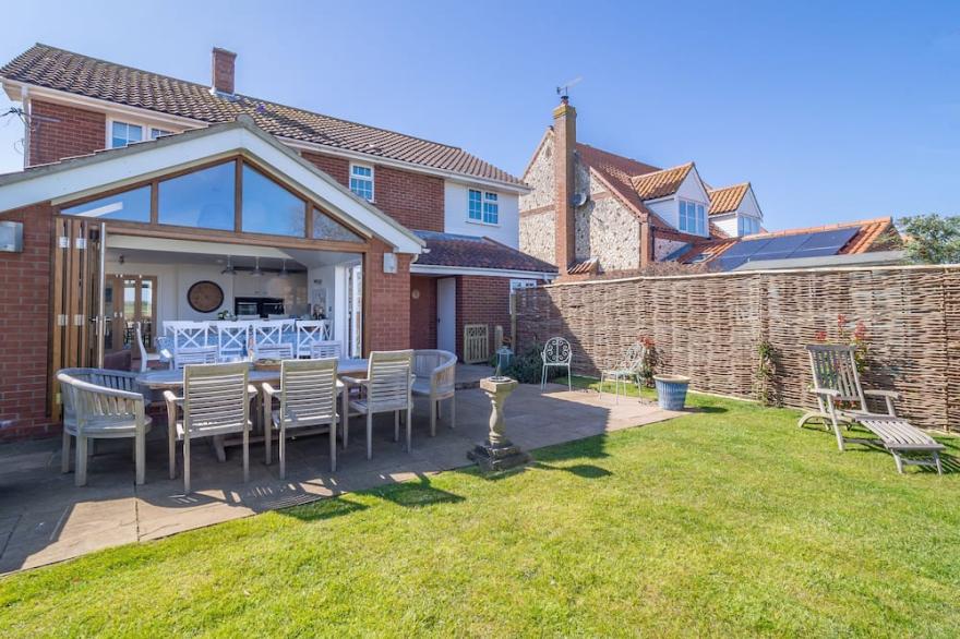 With beautiful interiors, sprinkled with stylish, personal touches, this well-loved detached holida