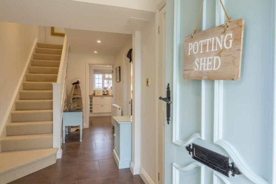 With beautiful interiors, sprinkled with stylish, personal touches, this well-loved detached holida