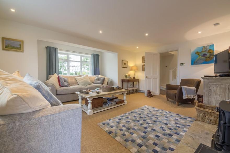 With beautiful interiors, sprinkled with stylish, personal touches, this well-loved detached holida