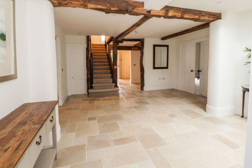 LEGH OAKS FARM, pet friendly, luxury holiday cottage in Knutsford