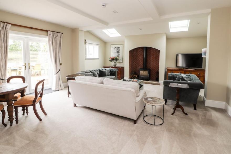 LEGH OAKS FARM, pet friendly, luxury holiday cottage in Knutsford