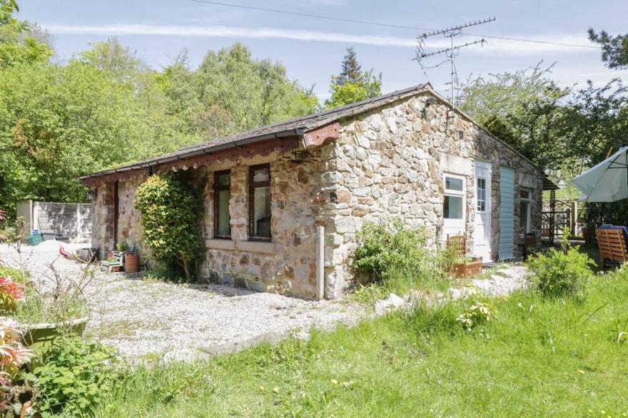 REDWOOD LODGE, romantic, character holiday cottage in Brymbo