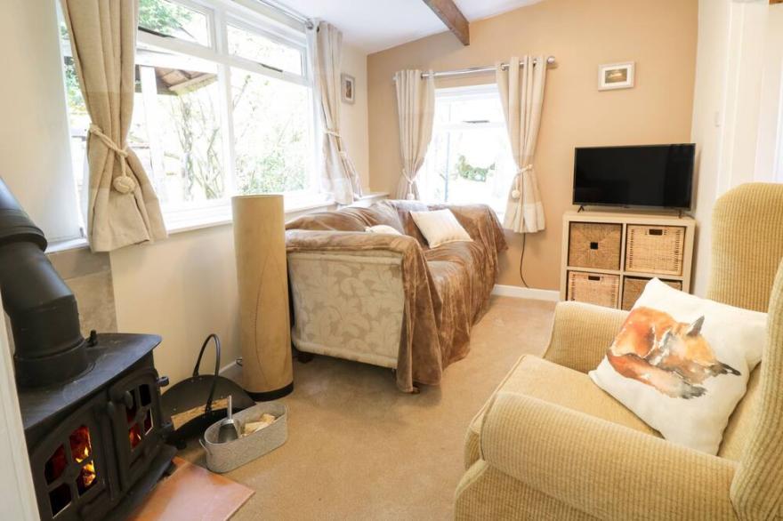 REDWOOD LODGE, romantic, character holiday cottage in Brymbo