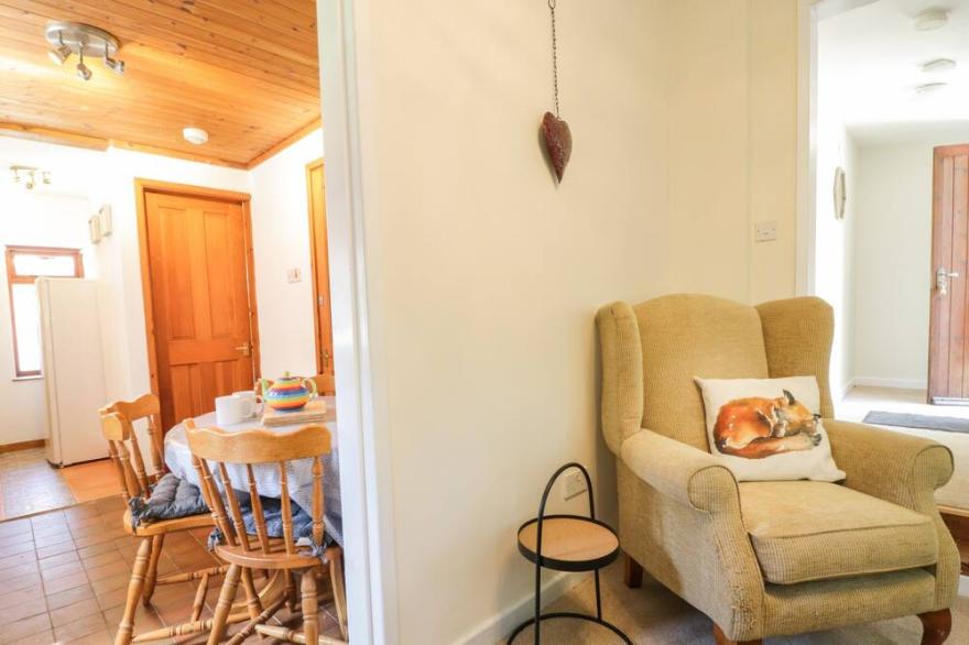 REDWOOD LODGE, romantic, character holiday cottage in Brymbo