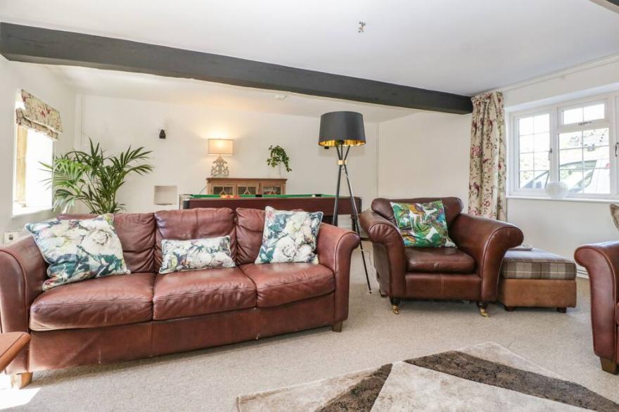 THE STABLE HOUSE, pet friendly, with hot tub in Sherborne