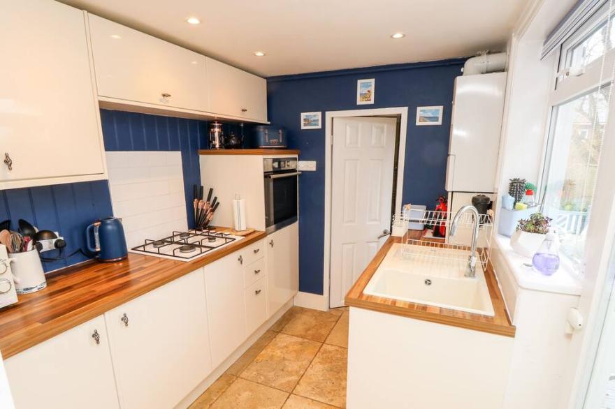 THE DECKINGS, pet friendly, country holiday cottage in Ryde