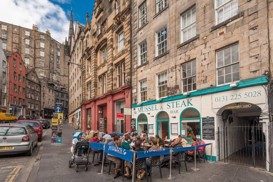 A modern one-bed apartment located in the heart of Edinburgh's Grassmarket. Sleeps 4.