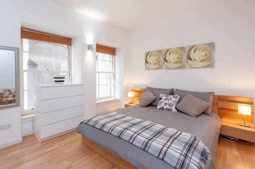 A modern one-bed apartment located in the heart of Edinburgh's Grassmarket. Sleeps 4.