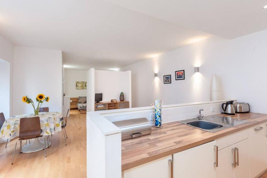 A modern one-bed apartment located in the heart of Edinburgh's Grassmarket. Sleeps 4.