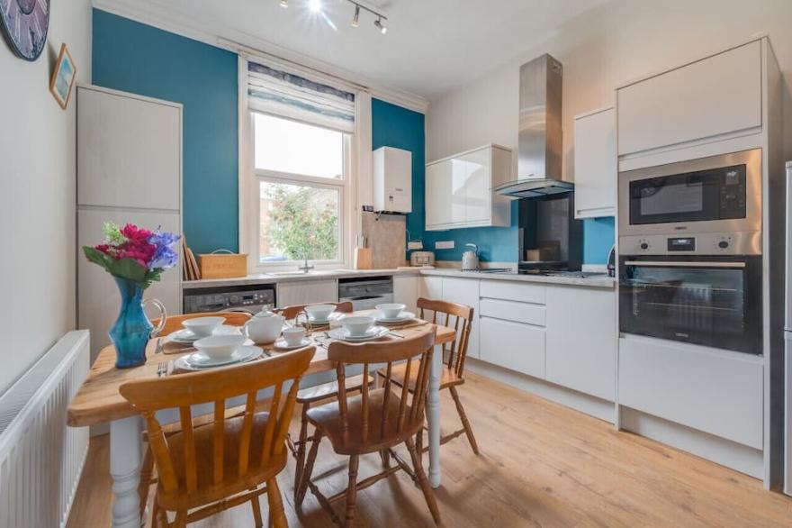 5 West Terrace - Three Bedroom House, Sleeps 6