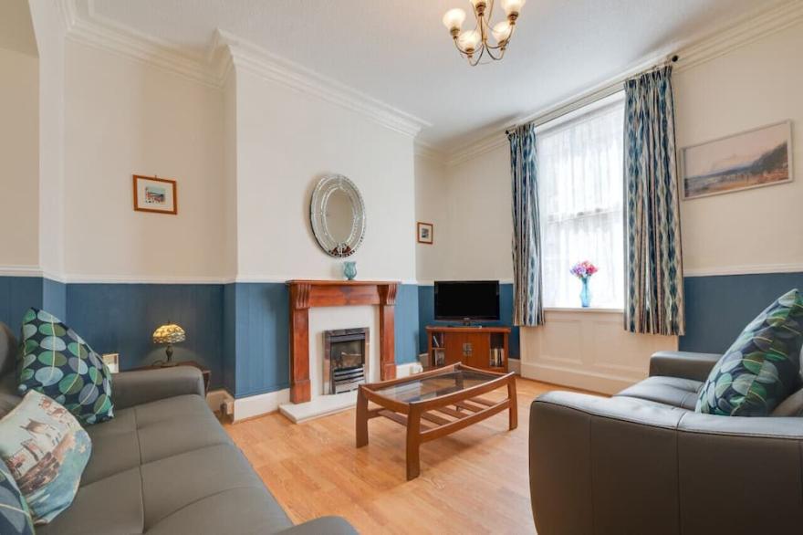 5 West Terrace - Three Bedroom House, Sleeps 6