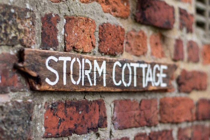 Storm Cottage - Two Bedroom House, Sleeps 5