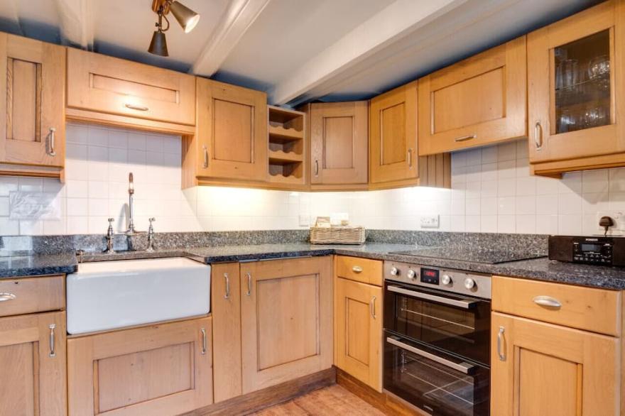 Storm Cottage - Two Bedroom House, Sleeps 5