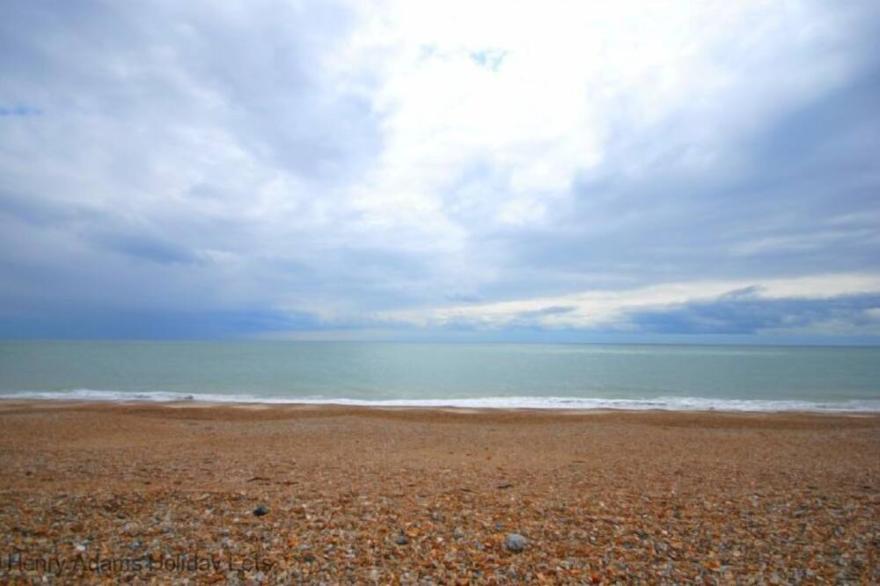Marie's Cottage, Pagham -  a bungalow that sleeps 4 guests  in 2 bedrooms