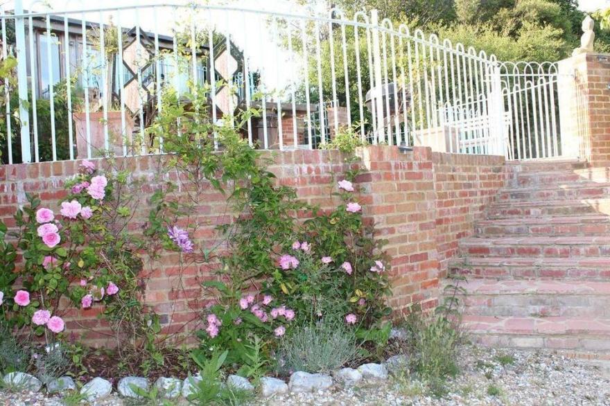 Pixies Croft, 3 bedroom woodland lodge set in the heart of East Sussex