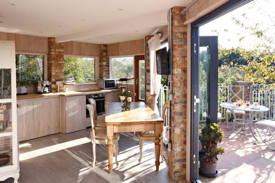 Pixies Croft, 3 bedroom woodland lodge set in the heart of East Sussex