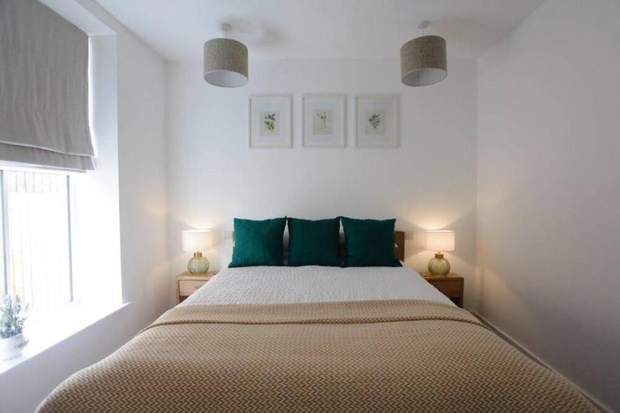 MODERN TOWN CENTRE FLAT - BEACH 10 MINUTE WALK - WIFI - GARDEN/PATIO - FM8421