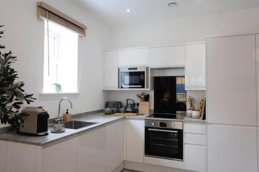 MODERN TOWN CENTRE FLAT - BEACH 10 MINUTE WALK - WIFI - GARDEN/PATIO - FM8421