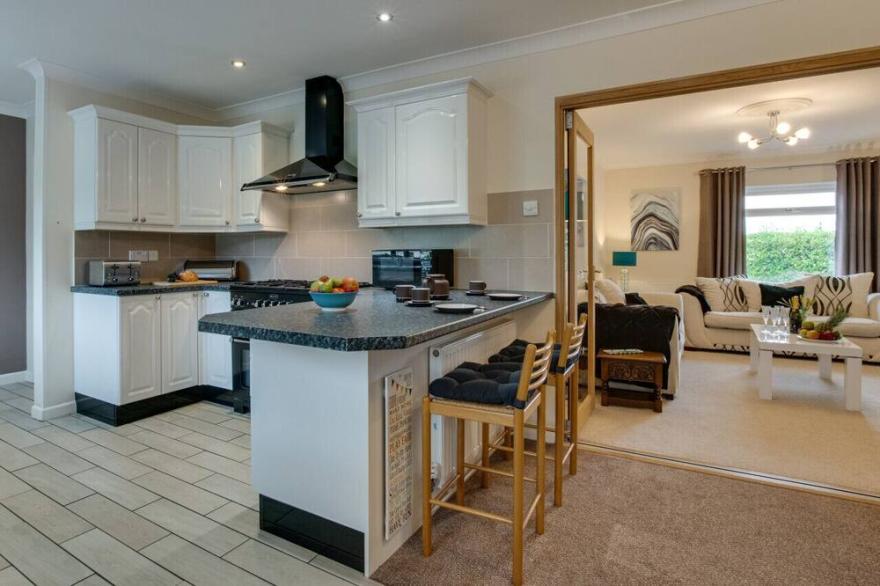 Meadowside - Three Bedroom House, Sleeps 6