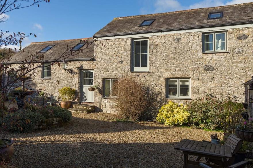 THE BARN AT LITTLE RESUGGA, family friendly in St. Austell