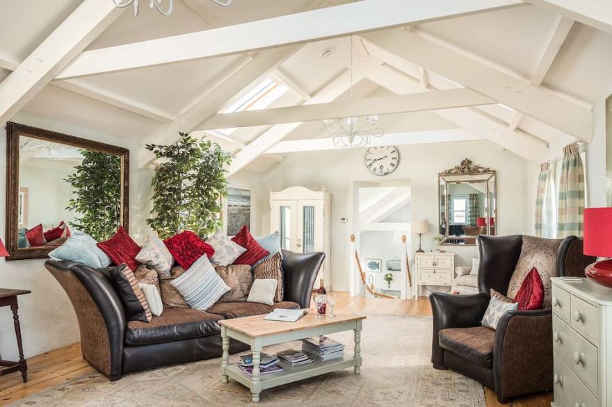 THE BARN AT LITTLE RESUGGA, family friendly in St. Austell