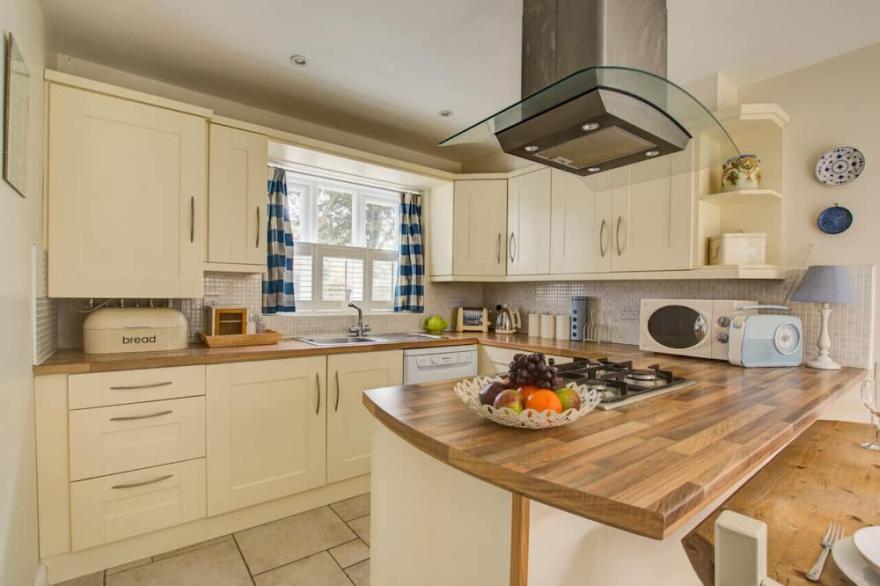 Boatyard Cottage - Two Bedroom House, Sleeps 4